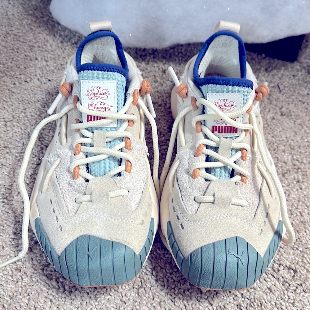Size 6 women’s Puma running Shoes. Comfy and cute! You’ll love it!